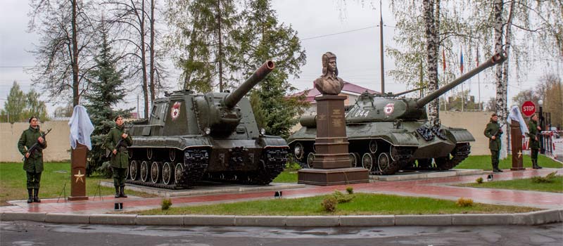 В Коврове торжественно открыли памятники девушкам-снайперам