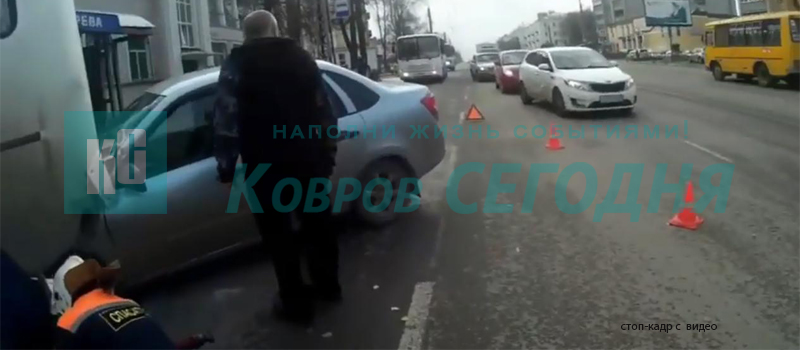 «Ладу Гранту»  из-под автобуса вытаскивали спасатели
