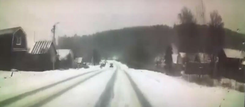 Женщина чуть ли не бросилась под колеса автомобиля. ВИДЕО