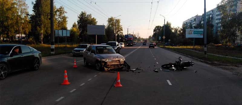 Мотоцикл под колёсами ВАЗа