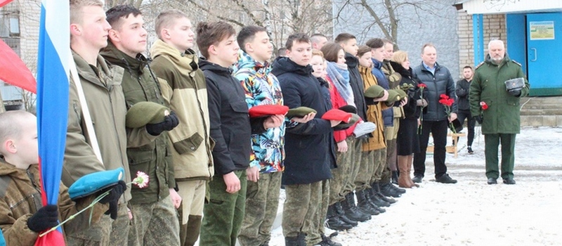 Юные десантники почтили память псковских десантников, погибших 20 лет назад в Чечне