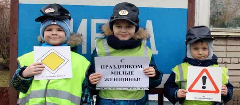 Юные инспекторы движения поздравили женщин Коврова с 8 марта