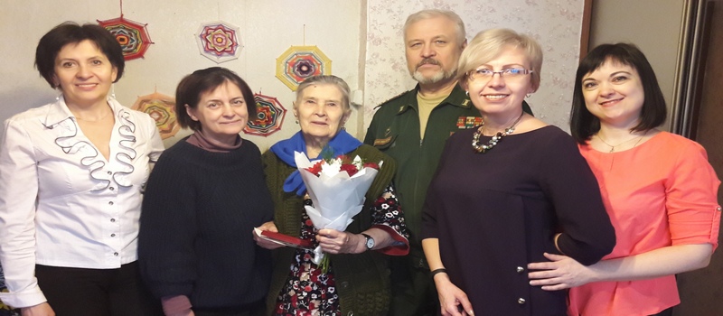 Вдову участника Великой Отечественной войны поздравили с 75-летием Победы