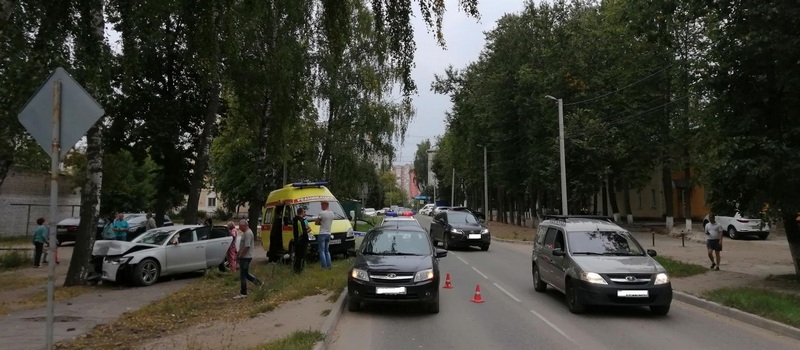 На ул. Брюсова водитель врезался в дерево 