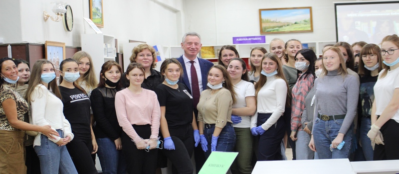 Анатолий Зотов подарил книги центральной библиотеке Коврова