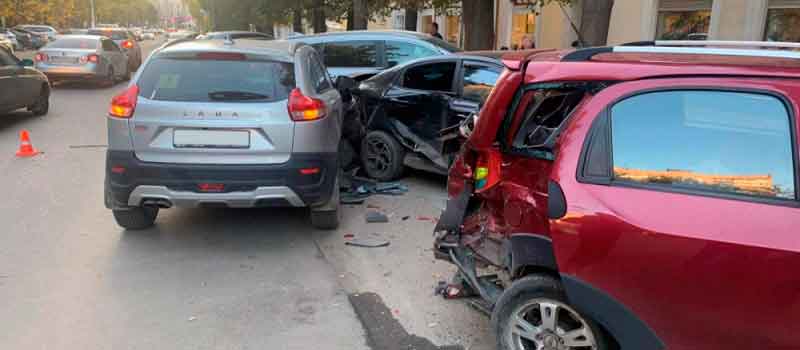 Повредил три автомобиля