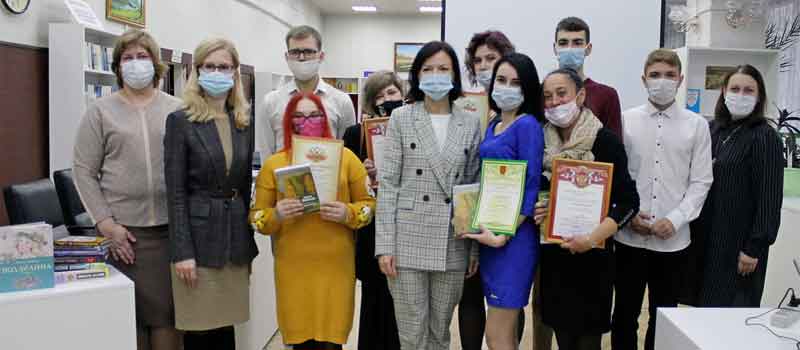 Глава города Елена Фомина подарила книги ковровским библиотека