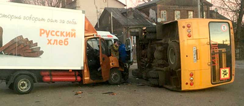 Грузовая «Газель» протаранила школьный автобус ПАЗ