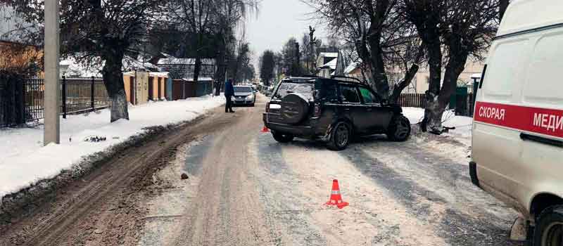 Не справился с управлением и въехал в дерево