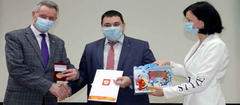Ковровским волонтерам акции #МыВместе вручили медали и грамоты от президента России