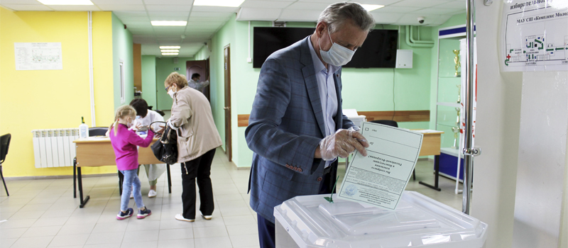 Председатель Совета народных депутатов Коврова Анатолий Зотов проголосовал за поправки в Конституцию