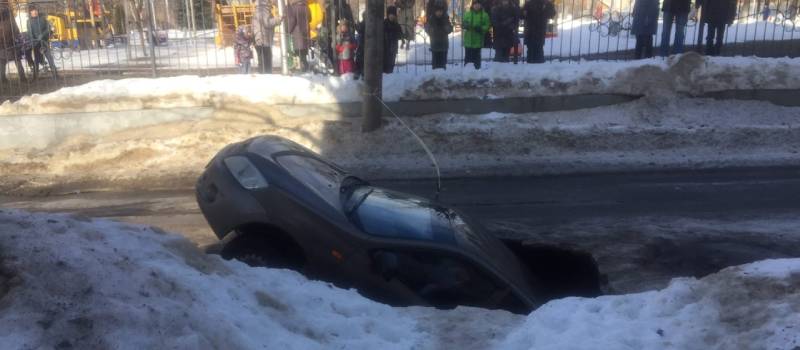Автомобиль ушёл под асфальт