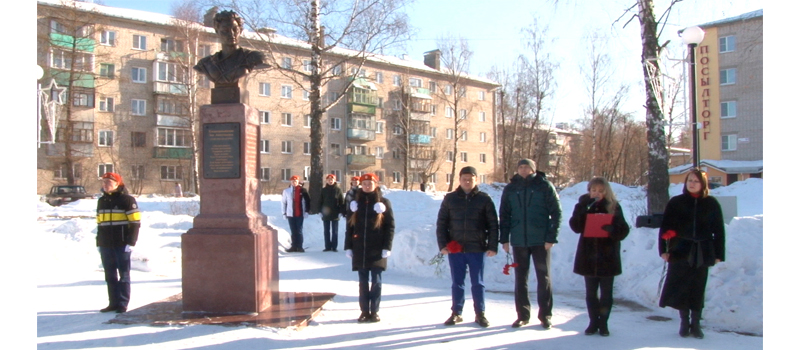 В Коврове прошел митинг, посвященный 80-летию со дня присвоения Зое Космодемьянской звания Героя Советского Союза