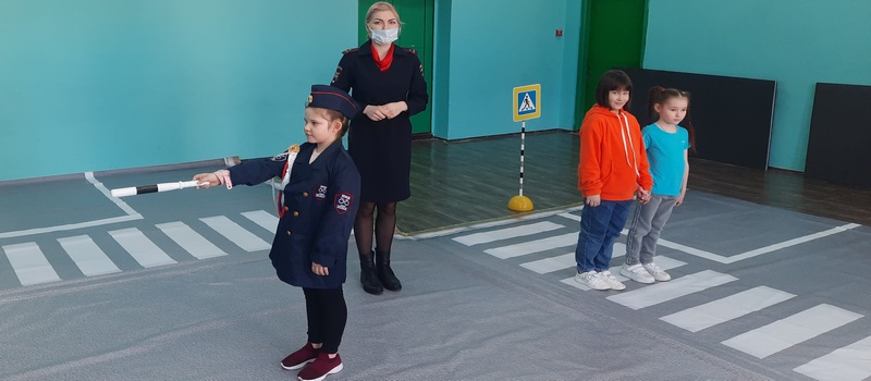 Занятия по правилам дорожного движения с воспитанниками детских садов и школьниками