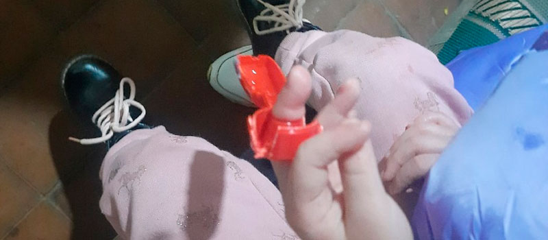Ковровские спасатели освободили ребенка из плена пластиковой игрушки