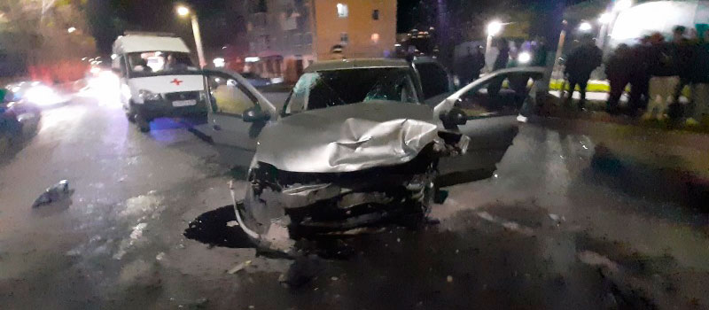 Спасатели извлекли из автомобиля двух пострадавших в ДТП