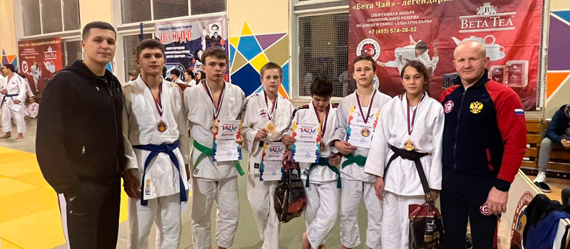 Сборная Коврова на пьедестале турнира по дзюдо в Электростали