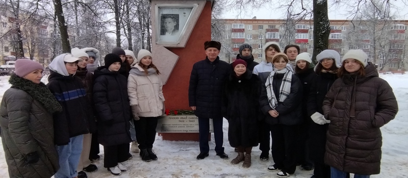 К стеле Героя Советского Союза Ивана Пряхина возложили цветы
