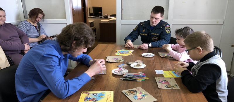 Сотрудники 4 пожарно-спасательного отряда провели занятия с детьми, состоящими в Объединении Родители и Дети-инвалиды Коврова «РИДИК»