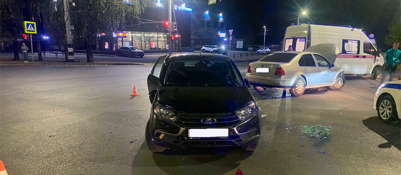 Два автомобиля столкнулись на перекрестке в Коврове , есть пострадавшие