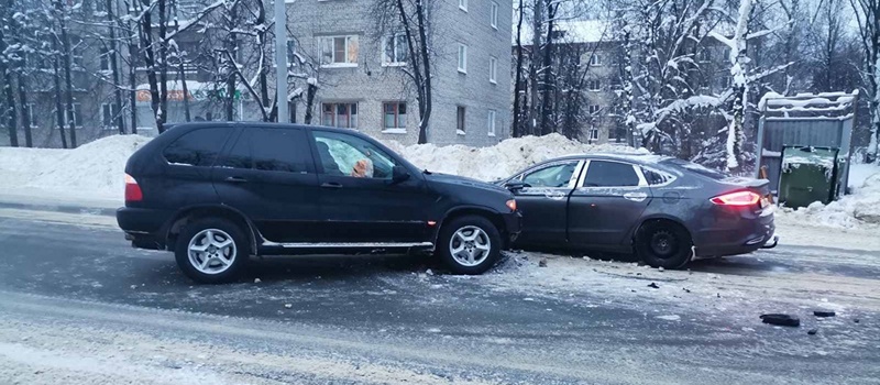 Столкновение автомобилей у дома №13 по Муромской улице
