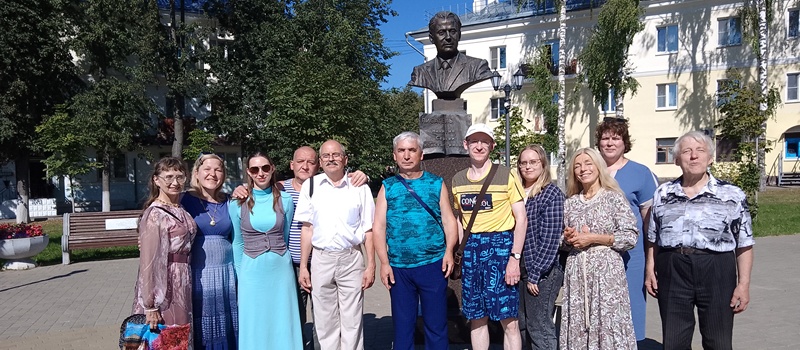 Библиотечная площадка ко Дню города: Кот ученый приглашает