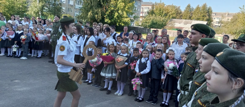 Торжественная линейка в школе №4: год будет полон новыми знаниями и открытиями