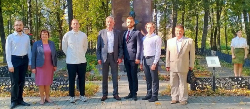  В Коврове возложили цветы к памятникам знаменитых конструкторов