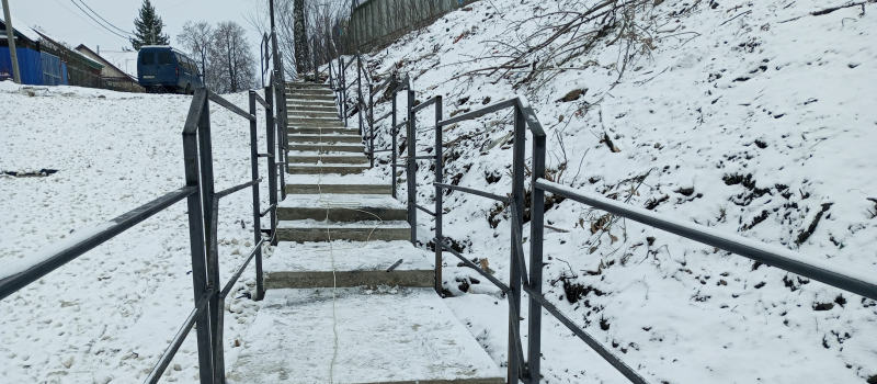 На лестнице от вокзала к улице Кузнечной завершается монтаж перил