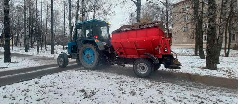Уборка и ремонт улично-дорожной сети 6 ноября. Посыпка тротуаров противогололёдной смесью
