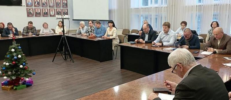 На коммунальной планерке обсудили безопасность новогодних украшений и вывоз мусора