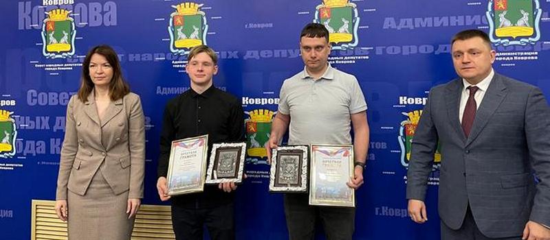Почетные грамоты за спасение утопающих вручили Олегу Бабкину и Вячеславу Ильичёву