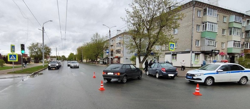 Автомобили столкнулись на регулируемом перекрестке улиц Волго-Донская и Туманова