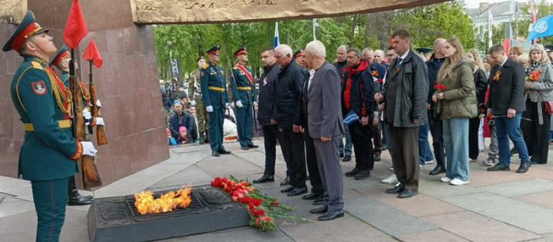 Ковровчане возложили цветы к Вечному огню