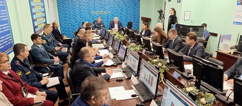 На заседании комиссии по ЧС посчитали сгоревшее и утонувших за сезон
