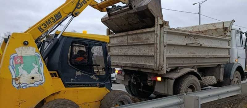 Уборка улиц города, чистка тротуаров и спил веток деревьев 9 декабря