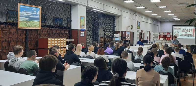 В Центральной городской библиотеке провели информационный час «СТОП коррупция!»