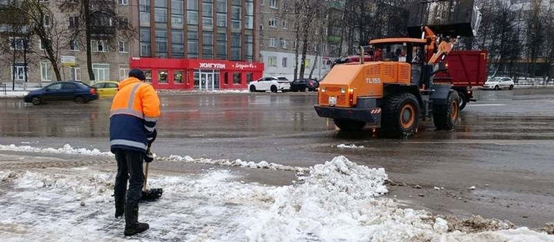 Уборка улиц, остановок и скверов от снега в Коврове 22 декабря