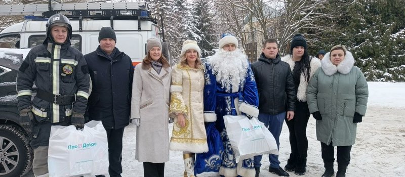 Дед Мороз поздравил маленьких пациентов ЦГБ с Новым годом через окно