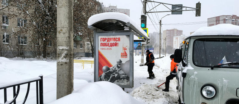 В Коврове в непогоду ведут очистку от снега автобусных остановок и тротуаров