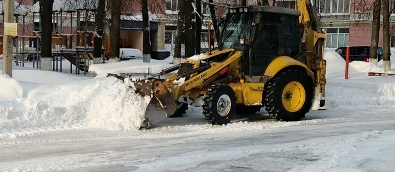 В «окно» в снегопадах чистят пешеходные территорий, второстепенные дороги, вывозят снег
