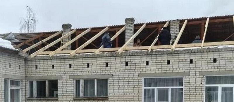 Ремонт крыш детского сада №49 и школы №10 идет полным ходом