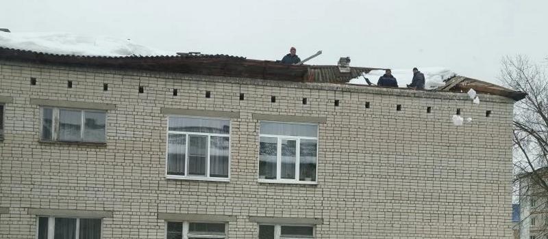 В детском саду № 49 начались работы по ремонту крыши, не выдержавшей тяжести снега