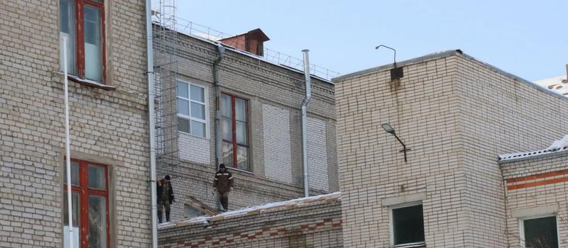 Ремонт крыш детского сада № 49 и школы №10 планируется завершить до конца текущей недели
