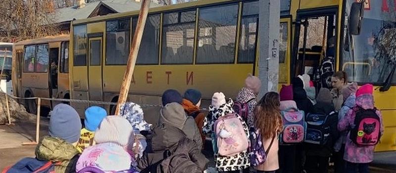 Учащихся школы № 4 на время ремонта обеспечили автобусами до места учебы 