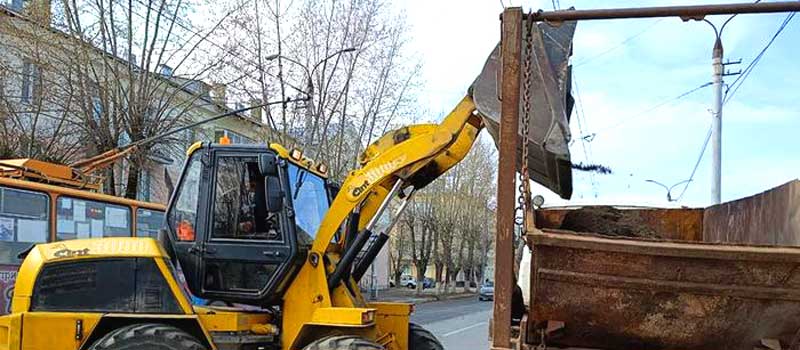 Проводится уборка скверов и площадей, на Октябрьской спил веток и поросли