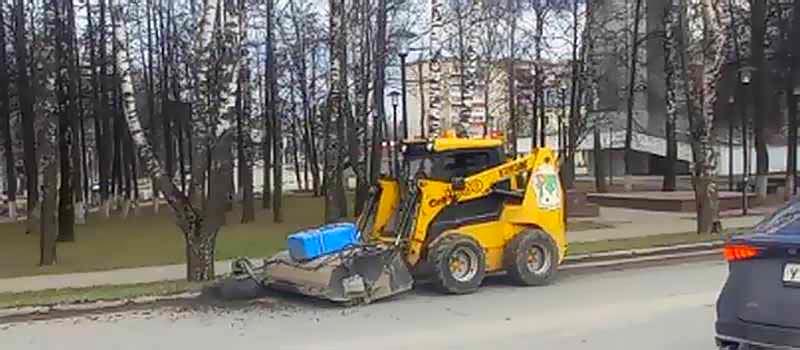 13 апреля моют мост, пилят клен и убирают смет с дорог