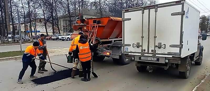 За проспект Ленина по весне взялись. Одни ямы асфальтируют, другие фрезеруют