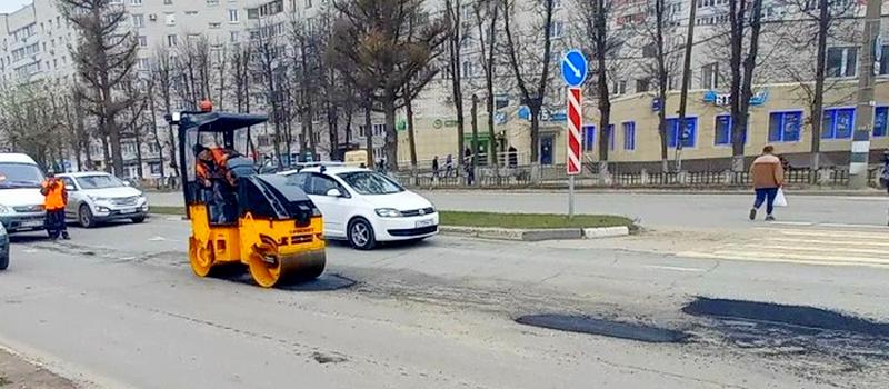 17 апреля продолжается ямочный ремонт асфальтом на проспекте Ленина