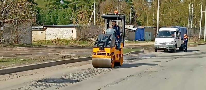 22 апреля в Коврове продолжают ямочный ремонт и спил сорного клена